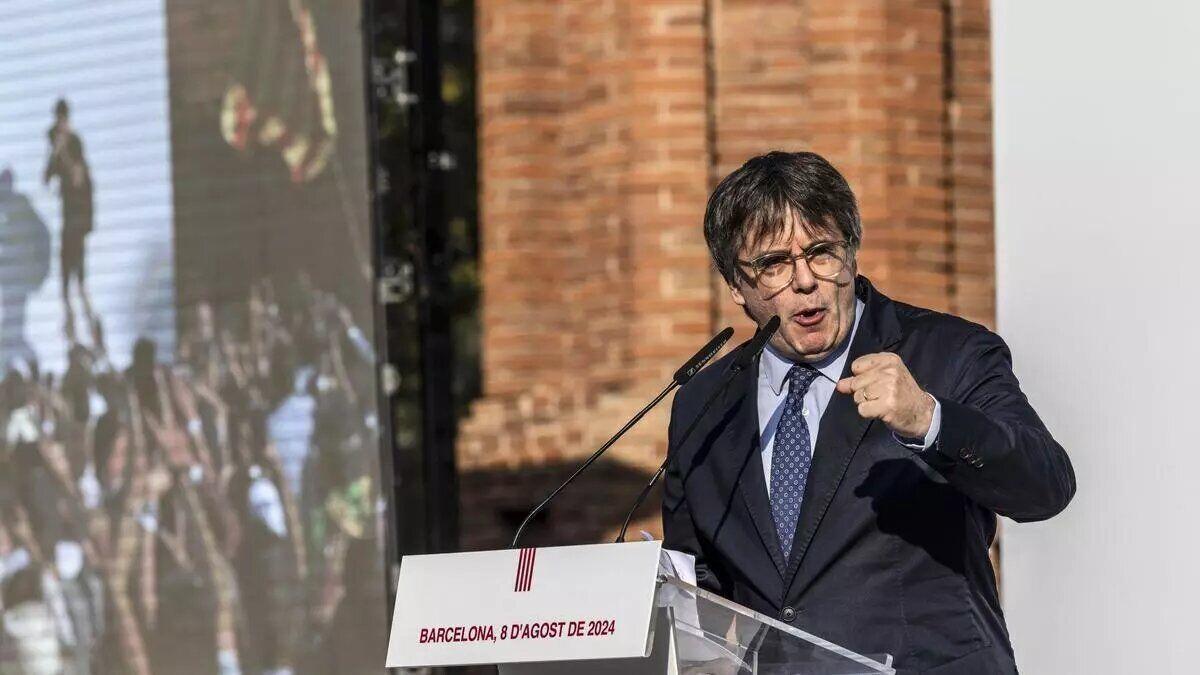 El expresident Carles Puigdemont el dia de la investidura de Illa en Arc de Triomf