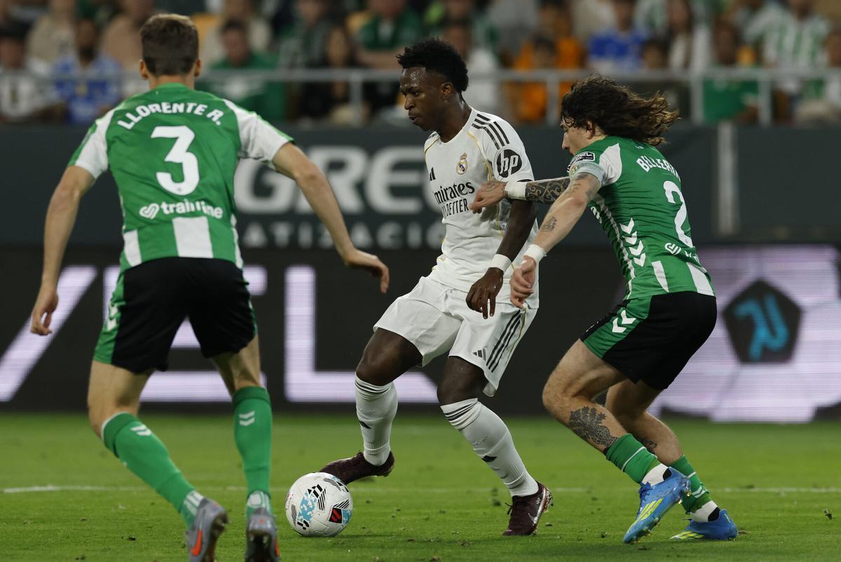Vinicius trata de deshacerse de Héctor Bellerín.