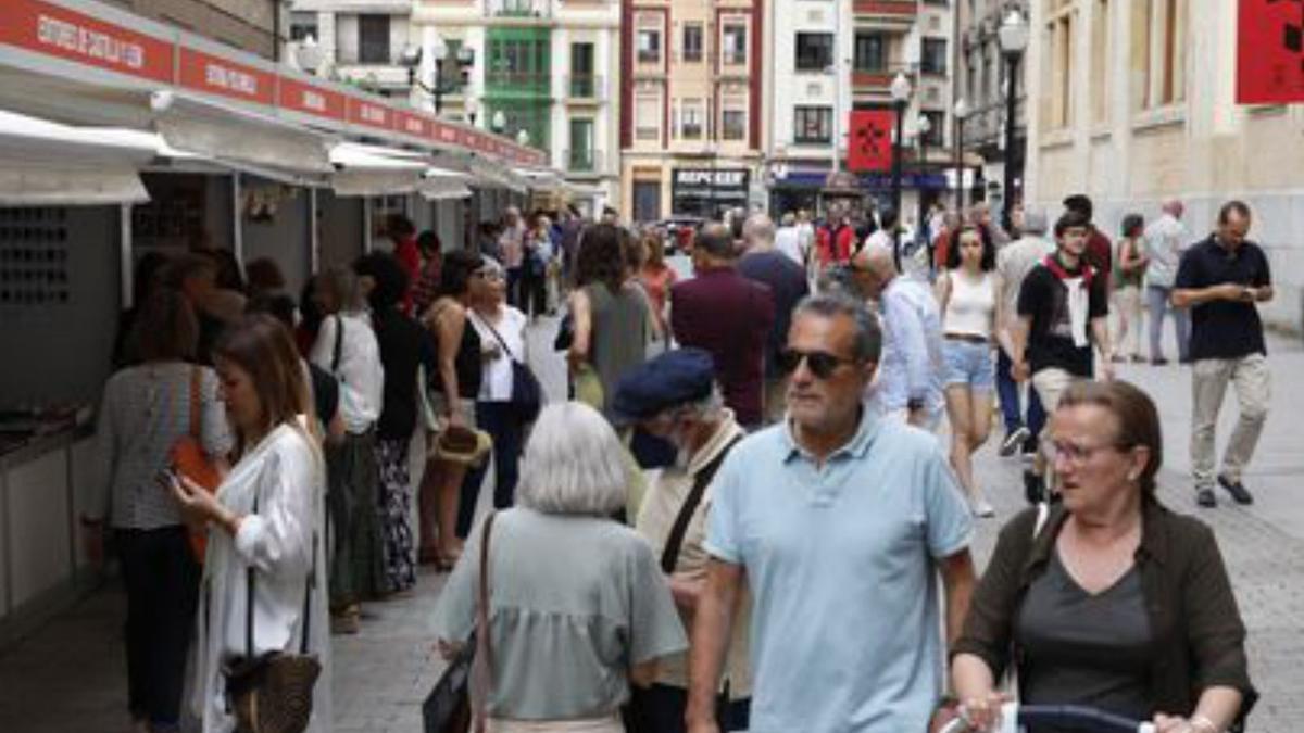 Público en la calle Tomás y Valiente. | Ángel González