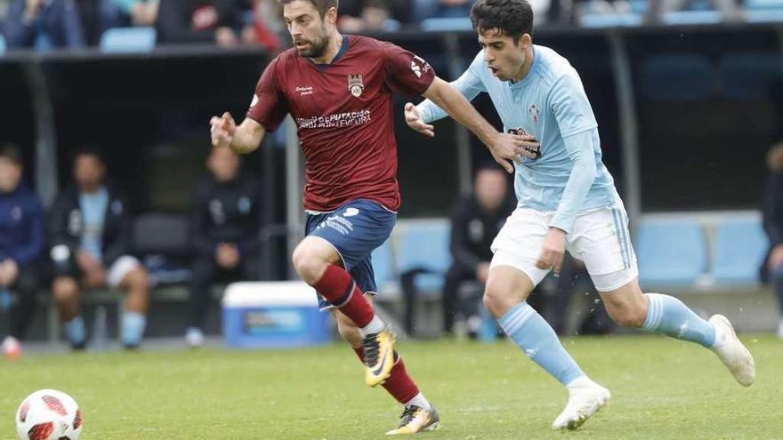 El granate Pedro Vázquez conduce un balón perseguido por un rival. // Ricardo Grobas