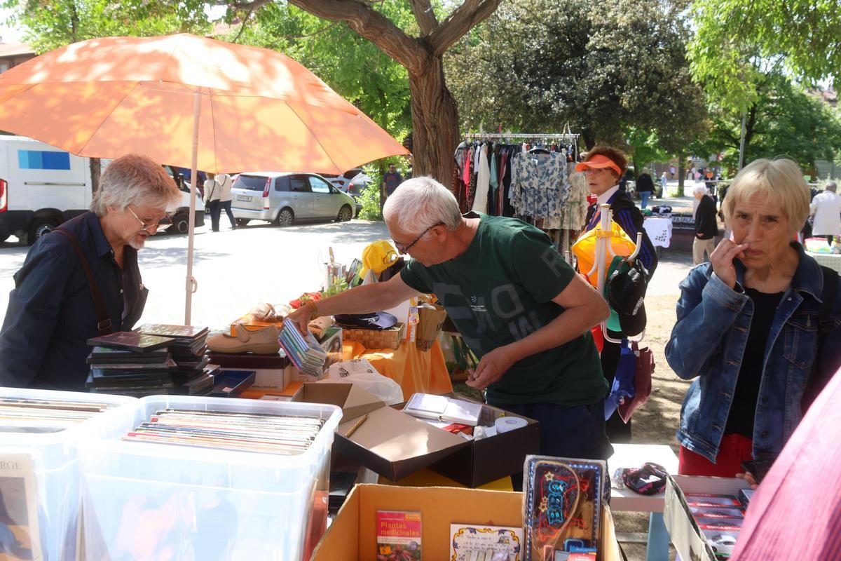 Uns visitants en una parada de discos i vinils