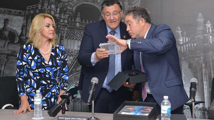 Lores intercambió unos objetos conmemorativos con el presidente municipal de Celaya, Lemus. // Concello