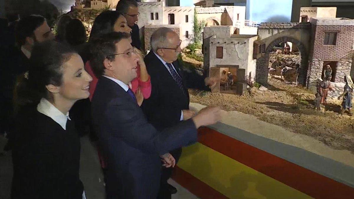 Almeida envuelve el belén de Madrid con una bandera española
