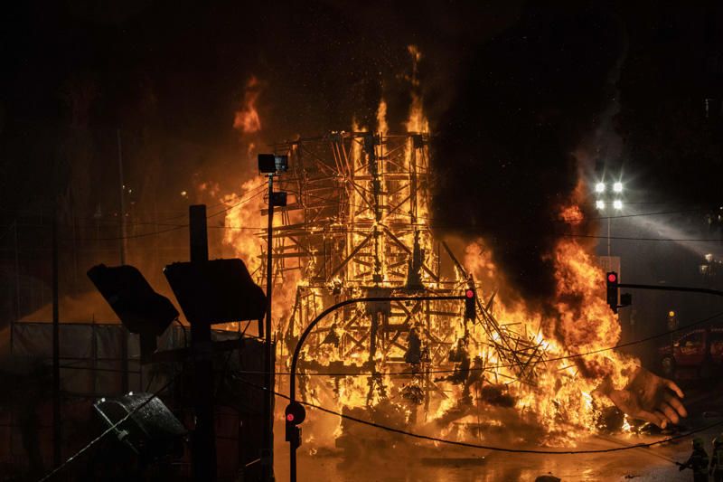 Así ha sido la cremà de la falla municipal