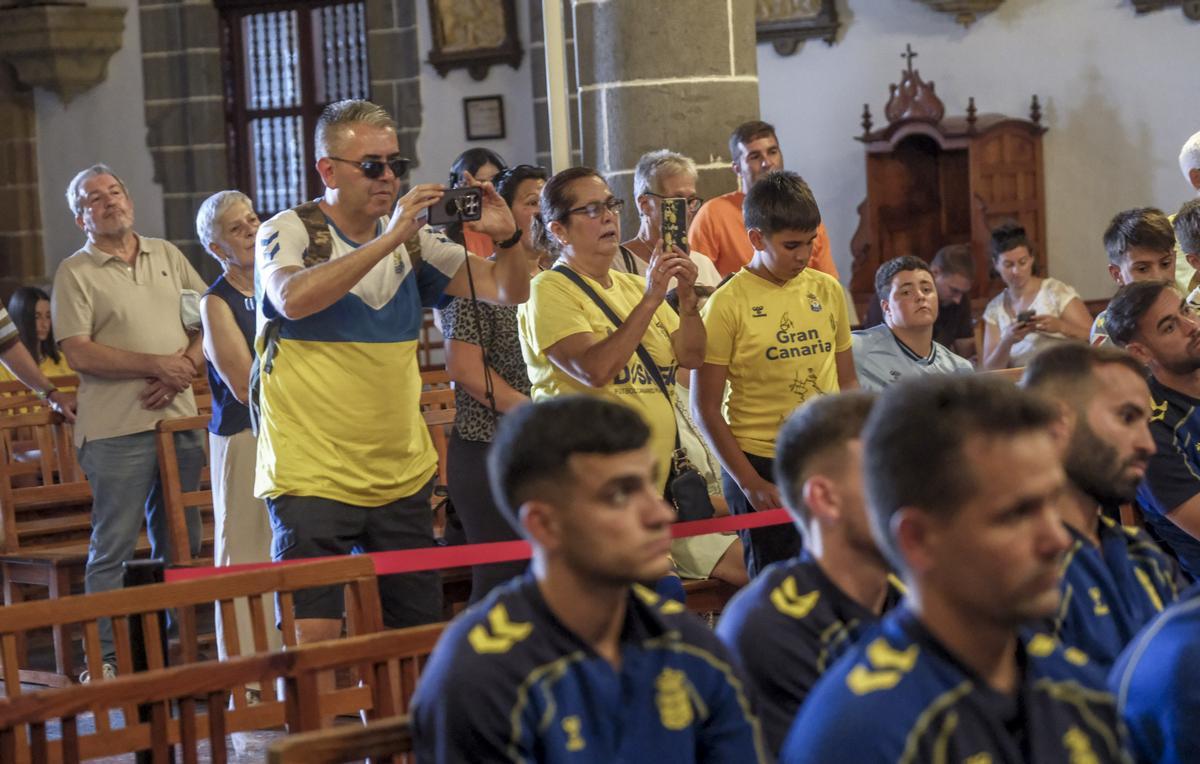 Ofrenda floral de la UD Las Palmas a la Virgen del Pino