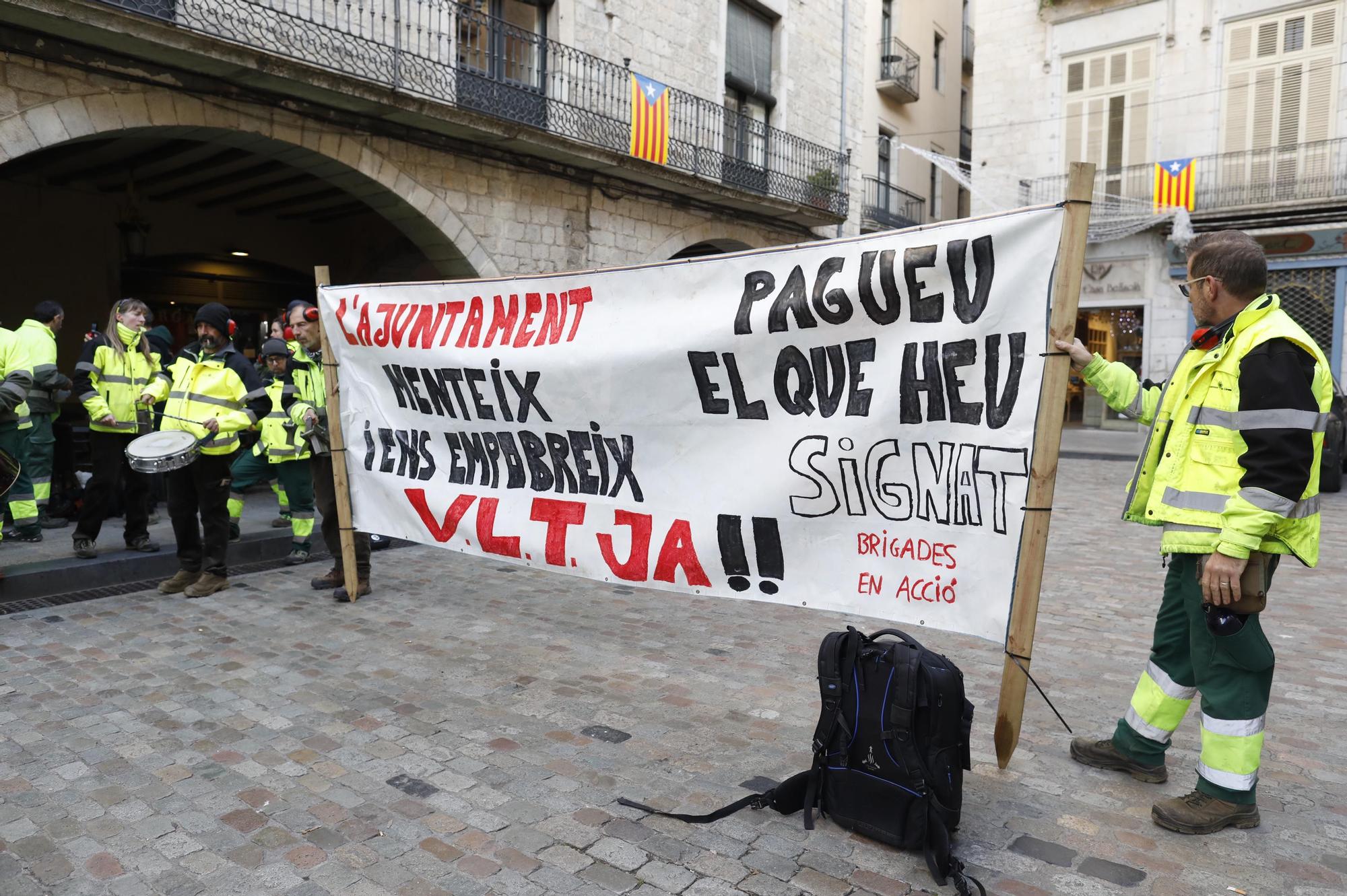 "Madrenas, caga les peles": Treballadors porten un tió a l'Ajuntament de Girona per reclamar els augments acordats