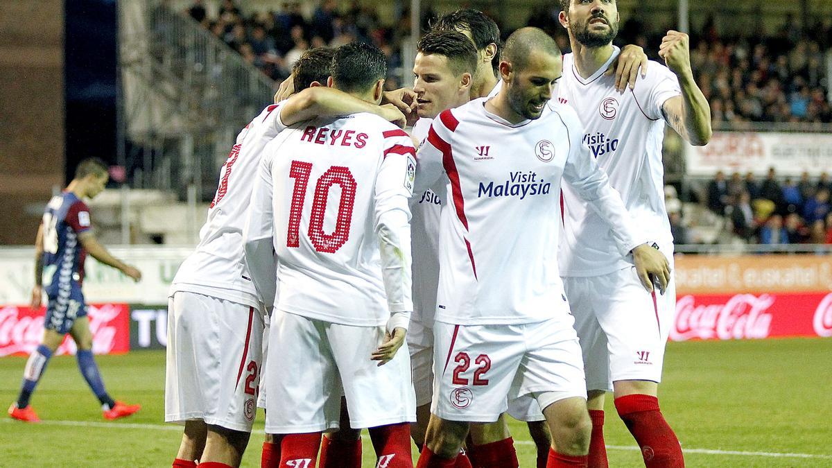 Los jugadores del Sevilla celebran el tercer gol del equipo. /EFE