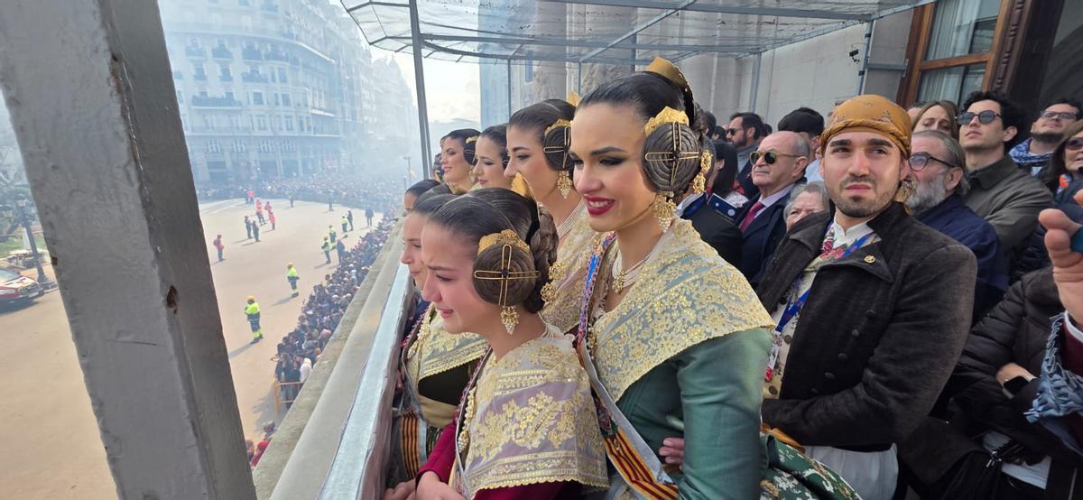 Emoción de las falleras en la última mascletà