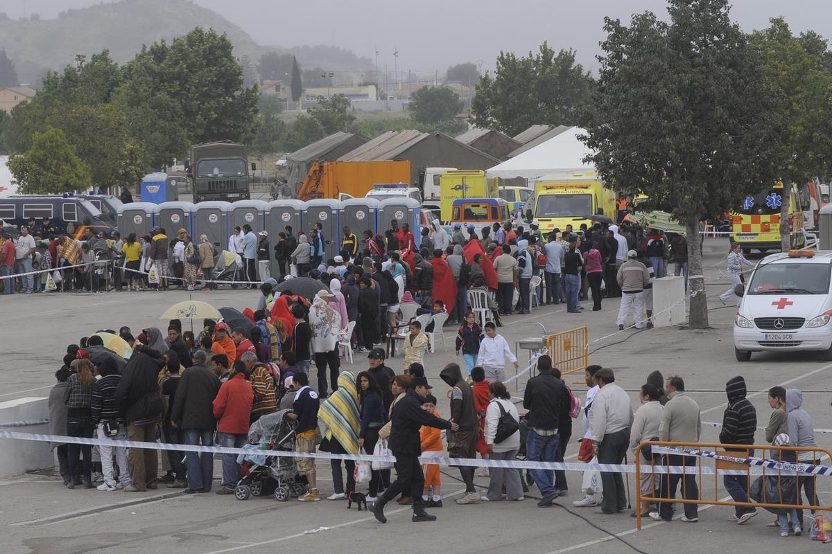 Largas colas en el campamento de damnificados del Huerto de la Rueda