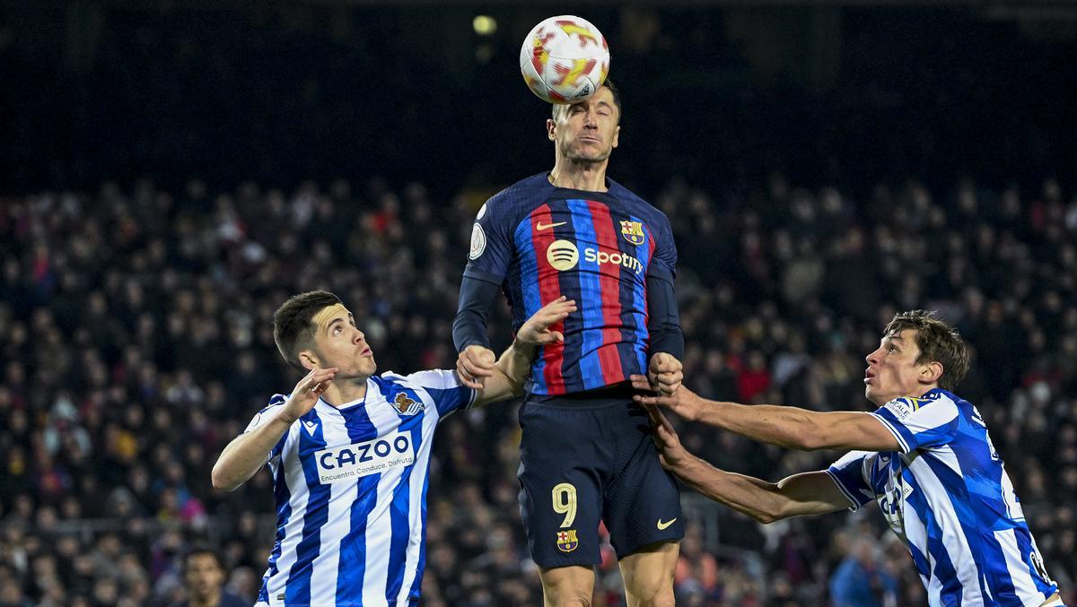 Lewandowski controla el balón ante Illarramendi y Zubeldia 