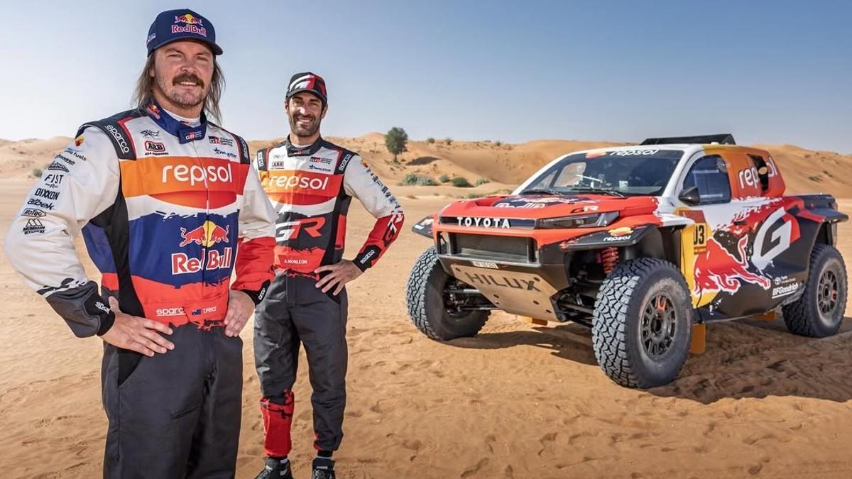 Toby Price (en primer pla) i Armand Monleón, al costat del Toyota que portaran a Aràbia Saudita