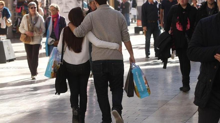 Una pareja de compras en Málaga durante una anterior campaña navideña.