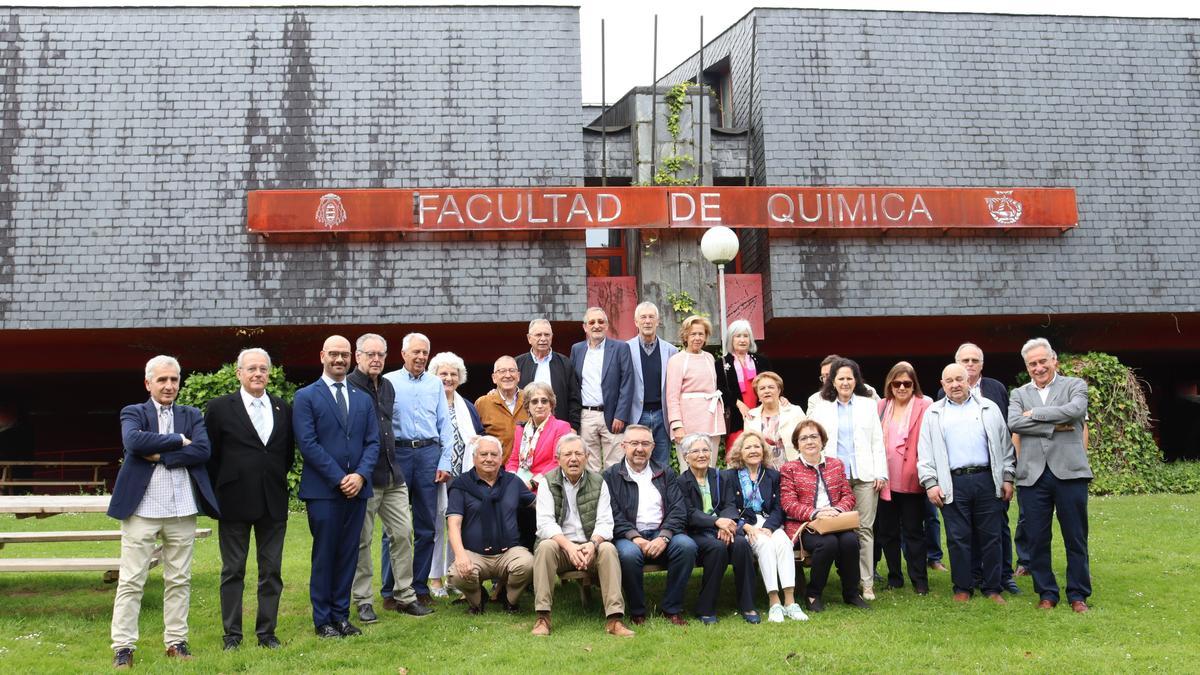 Foto de familia de los licenciados en 1973, con Humberto Rodríguez (tercero por la izquierda) y Susana Fernández (quinta por la derecha)