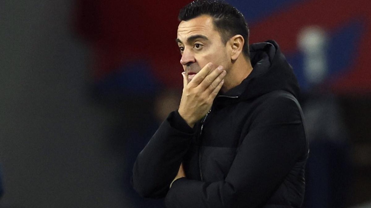 Xavi, preocupado durante el Barça-Almería.