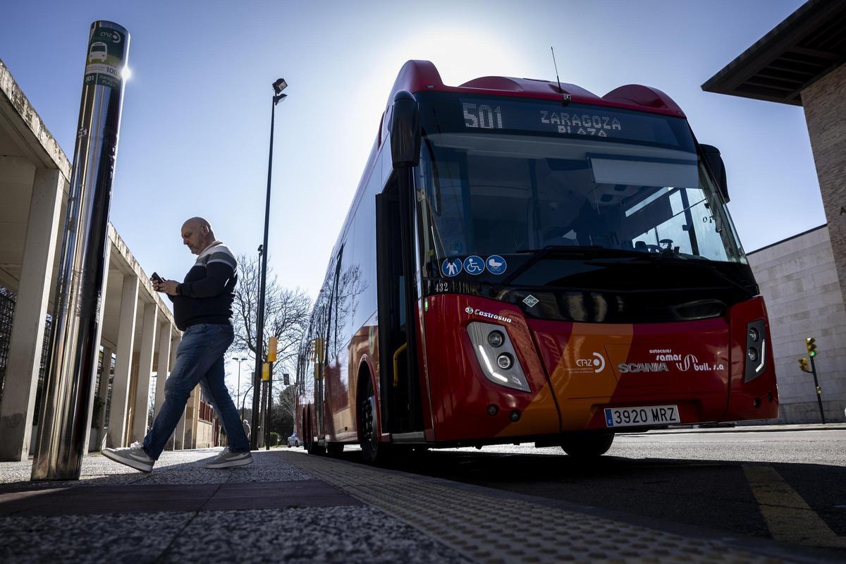Un pasajero baja del autobús que conecta Zaragoza con Plaza, este sábado.