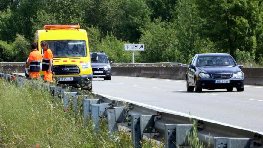 Personal de carreteres a la zona de la C-66 a Cornellà del Terri on s&#039;ha produït l&#039;accident