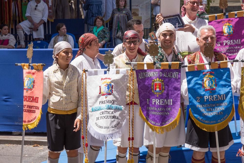 El Desfile de Entrega de Premios culmina con la entrega de más de 600 galardones a hogueras y barracas