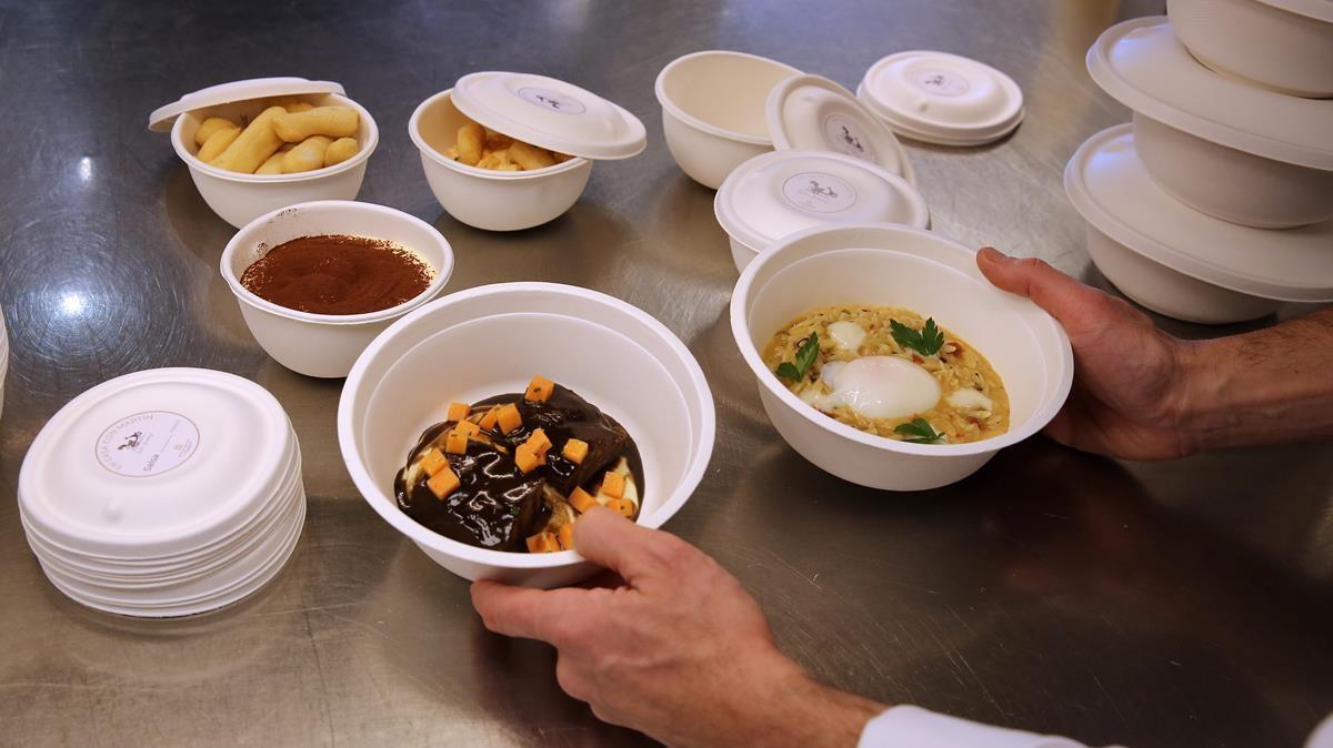 Preparación de platos para llevar a domicilio de En Casa con Martín (Martín Berasategui), en la cocina habilitada para este servicio en el Hotel Monument.