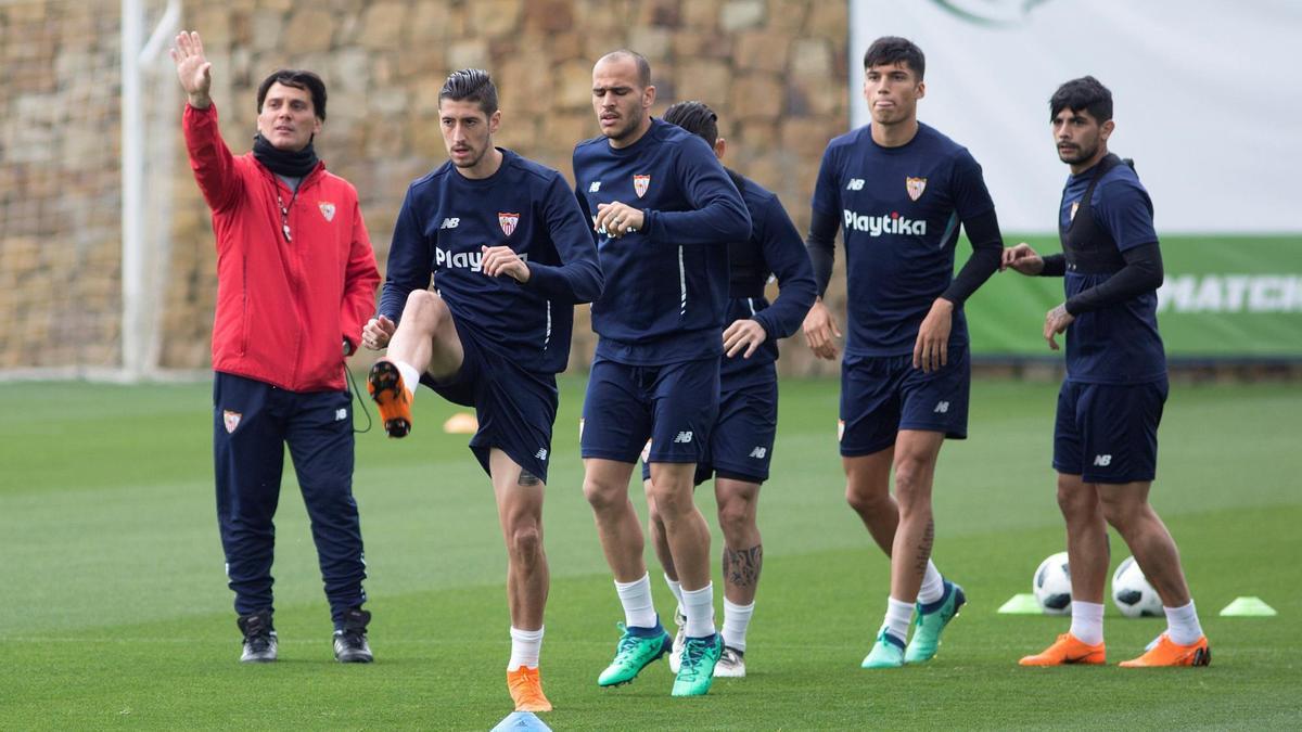 Montella hace indicaciones a varios de sus jugadores en el entrenamiento de ayer en Marbella. / Efe