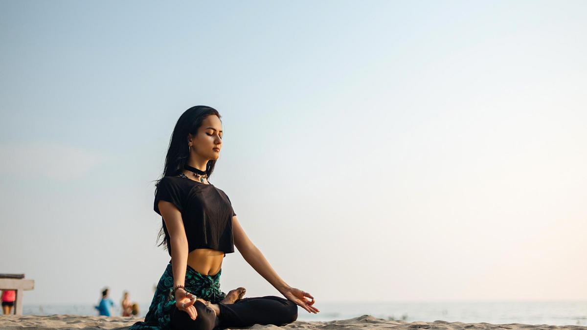 Persona meditando