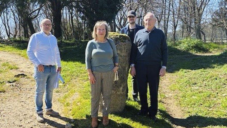 Los colectivos de Vilar de Infesta defienden el miliario romano como símbolo de unión vecinal