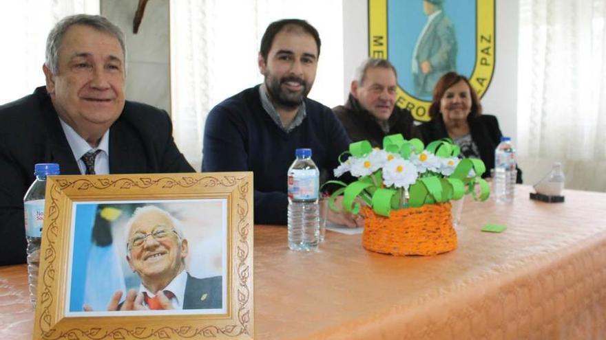 En primer término, una foto del Padre Ángel. Detrás, José Ramón Campos, David Álvarez, Francisco Donate y Valle Iturrate, ayer, en Pravia.