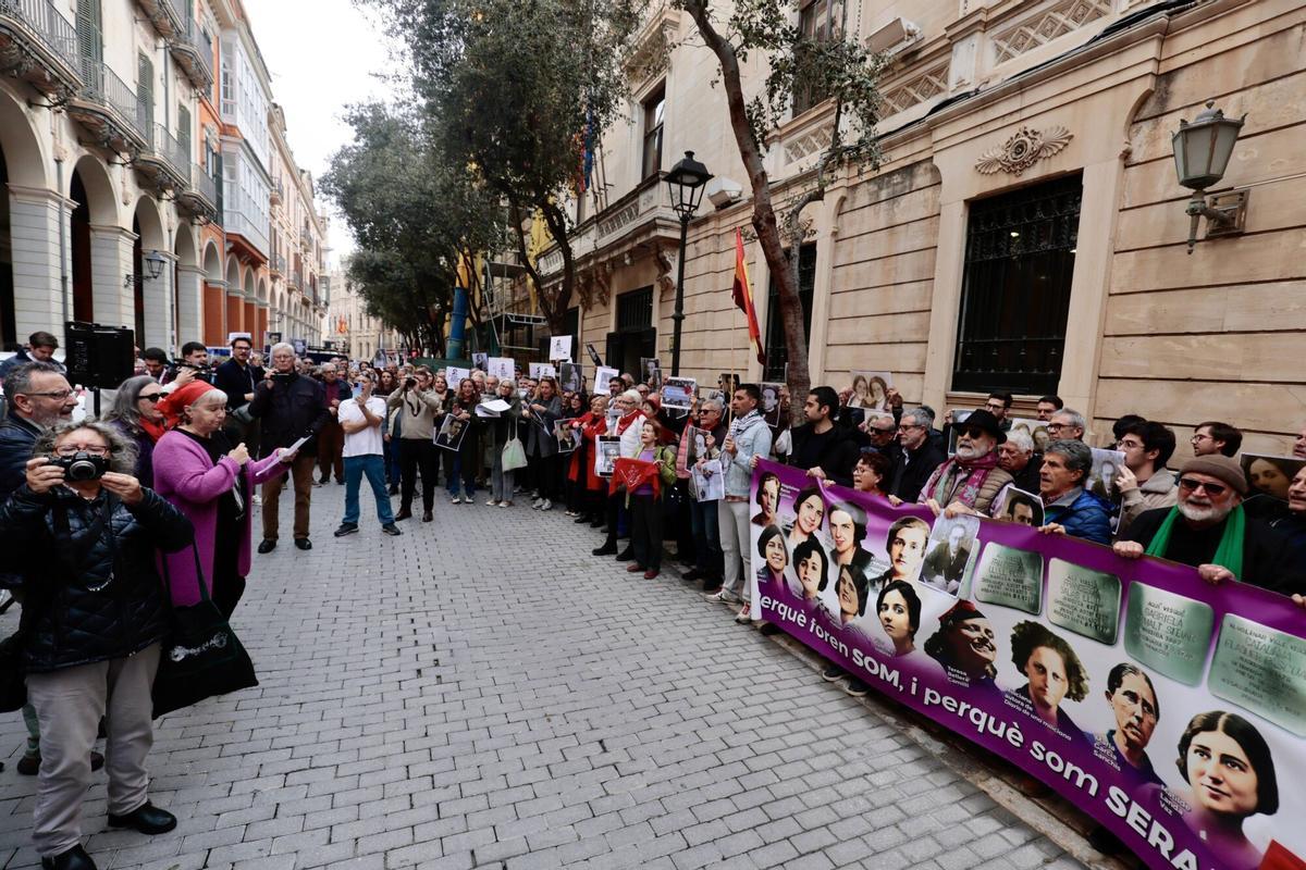 Unas 200 personas protestan contra la derogación de la ley de Memoria Democrática Unas 200 personas protestan contra la derogación de la ley de Memoria Democrática