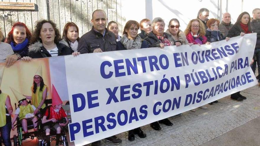 Miembros de la plataforma ProCAP se manifestaron ayer en el exterior del Parlamento. // Xoán Álvarez