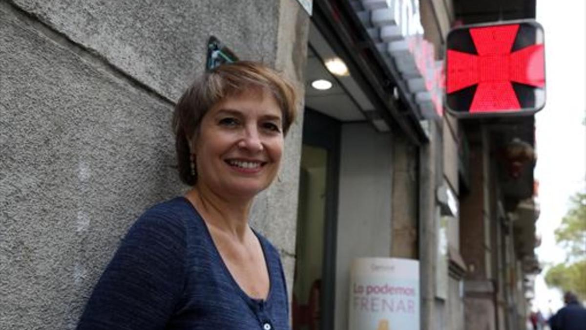 La actriz Assumpta Serna, junto a la farmacia de Neus Colomer, en la Gran Vía de les Corts Catalanes.