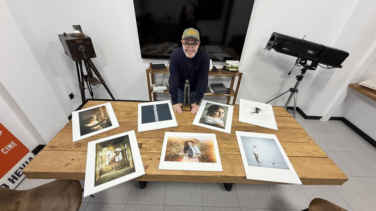 Jonathan Hevia junto a las siete fotografías nominadas y uno de los tres Goya que ha ganado hasta ahora.