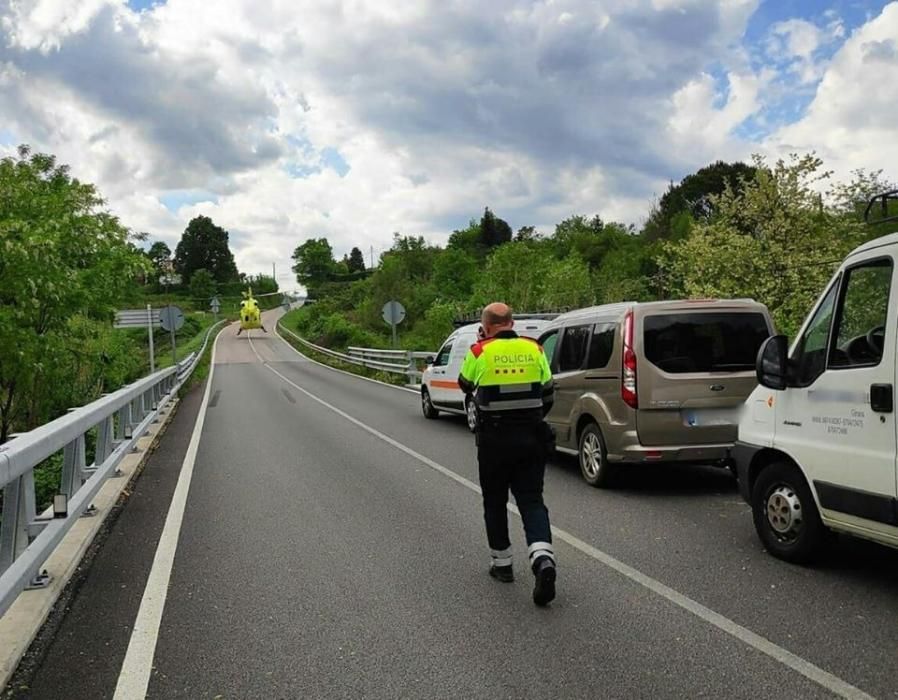 Mossos i Bombers busquen el conductor d'un cotxe que ha caigut d'un pont d'uns 15 metres a les Planes d'Hostoles