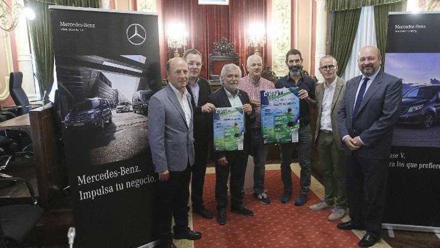 Presentación del torneo de fútbol 7 en el Concello.  // Iñaki Osorio