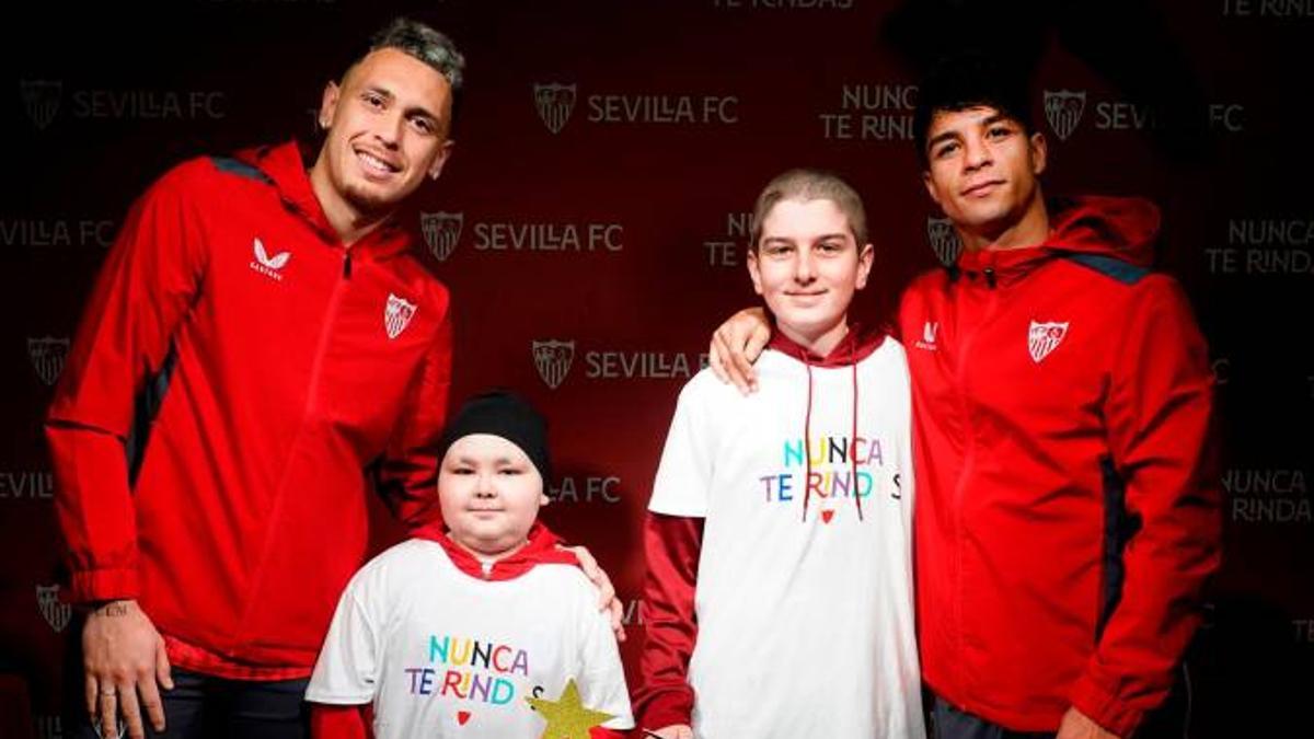 SEVILLA FCOcampos y Óliver Torres en la lucha contra el cáncer infantil