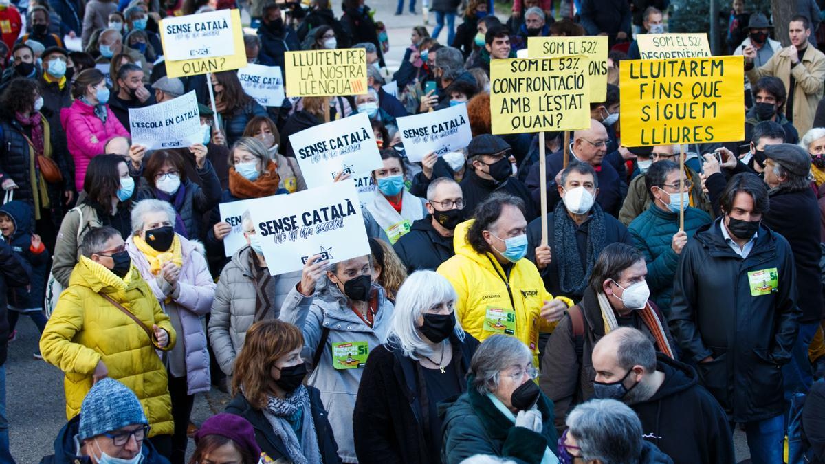 10.12.2021 - Canet de Mar - Manifestacion por las calles de Canet de Mar por el uso del catalan en la escuela turo de drac - foto Anna Mas
