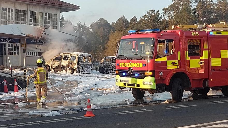 Así prendió fuego el detenido a los coches de Aparking Fly en Lavacolla