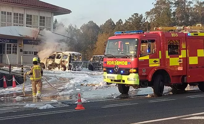 Así prendió fuego el detenido a los coches de Aparking Fly en Lavacolla