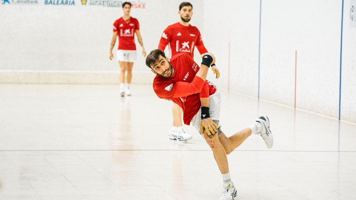 L'equip de Xeraco, en acció, durant una partida de la Lliga
