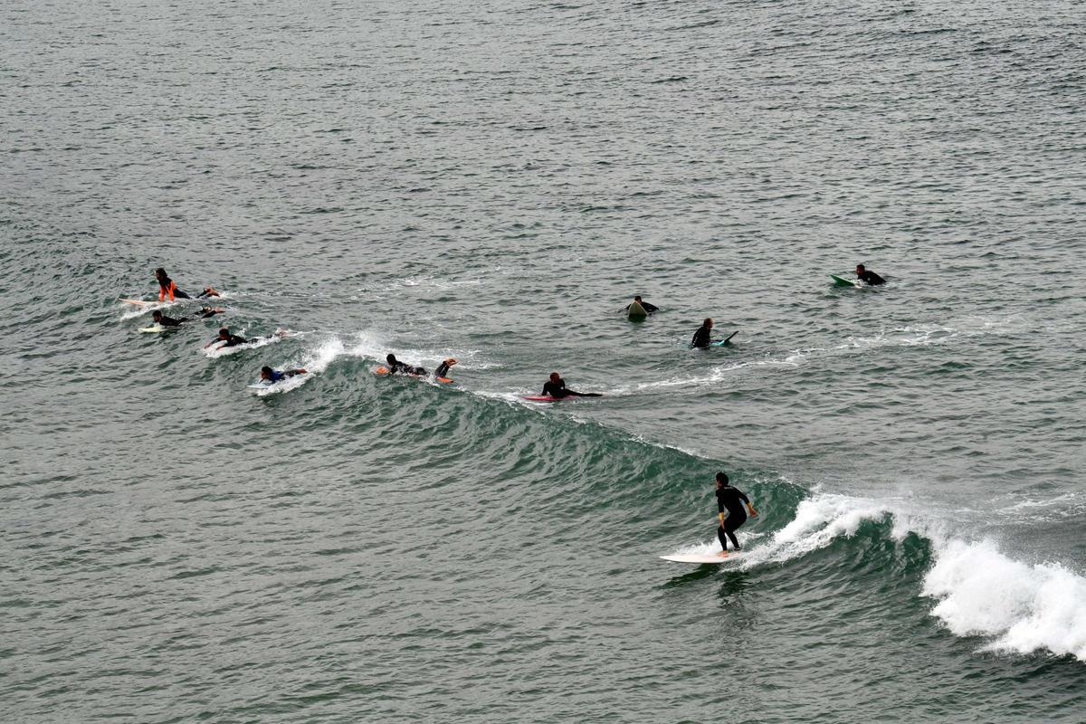 El oleaje en el Orzán anima a los surfistas de A Coruña a subirse a las tablas El oleaje en el Orzán anima a los surfistas de A Coruña a subirse a las tablas