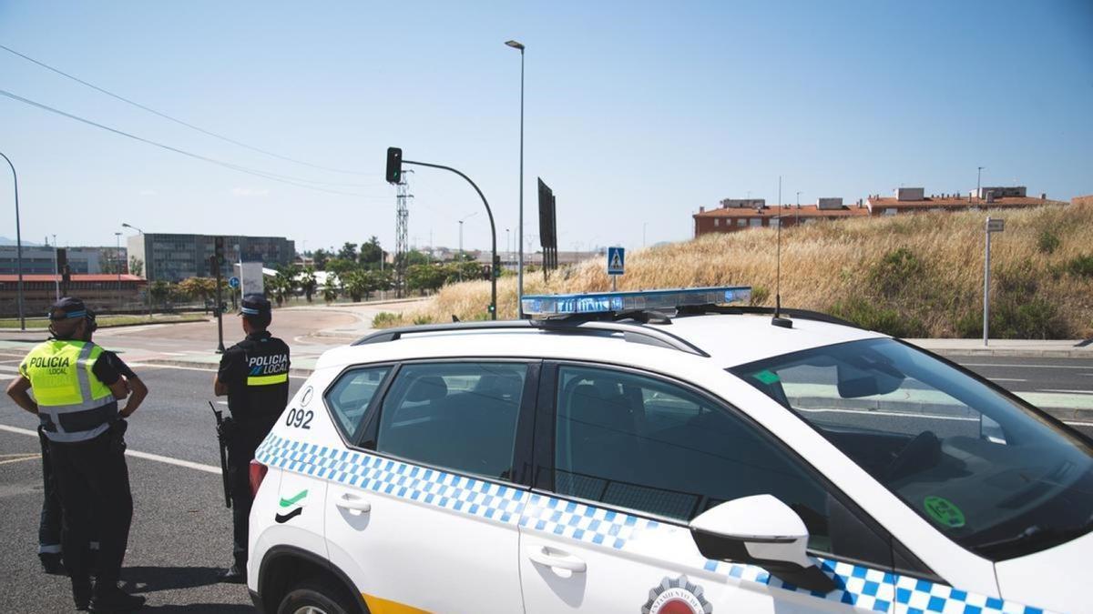 Agentes de la Policía Local de Mérida durante un control de tráfico en la ciudad.