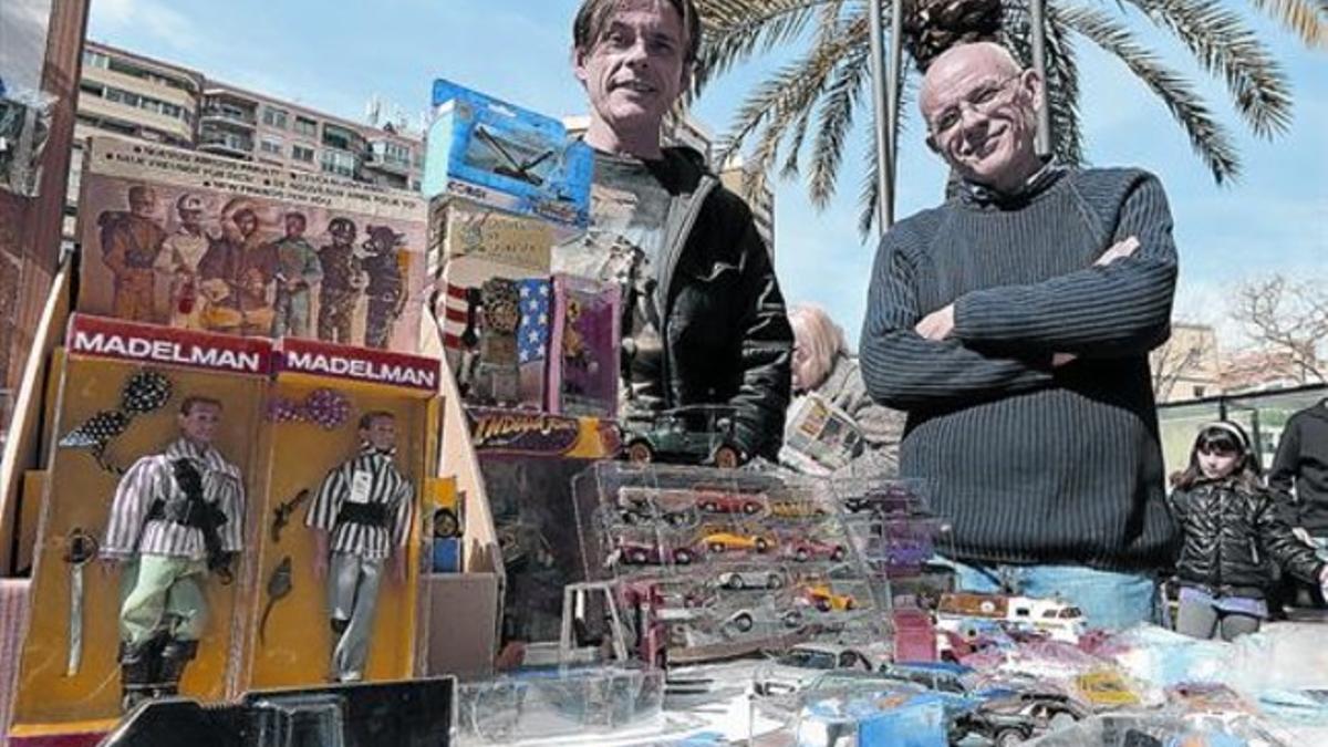 Llibert (izquierda) y Jordi Zubero, el domingo pasado en su parada de juguetes antiguos, en el nuevo emplazamiento del mercado Masadas.