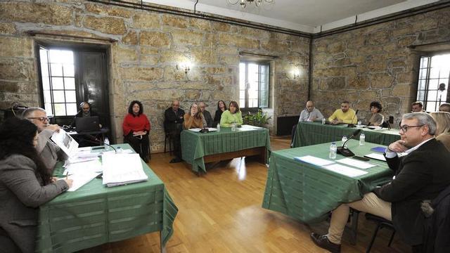 Manuel Cuiña se dirige a Ignacio Maril en el pleno de ayer, celebrado en el salón del viejo consistorio "amueblado" para la ocasión.