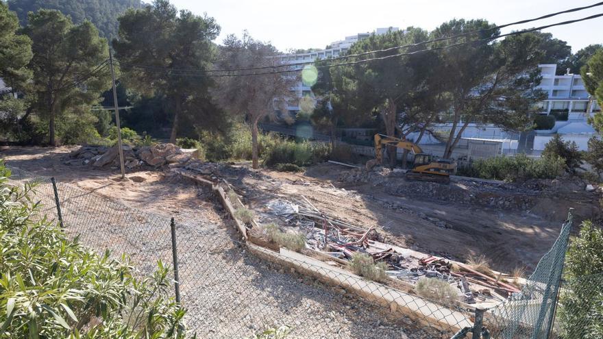 Trabajos del derribo del parque acuático ubicado en la entrada de Portinatx. | VICENT MARÍ