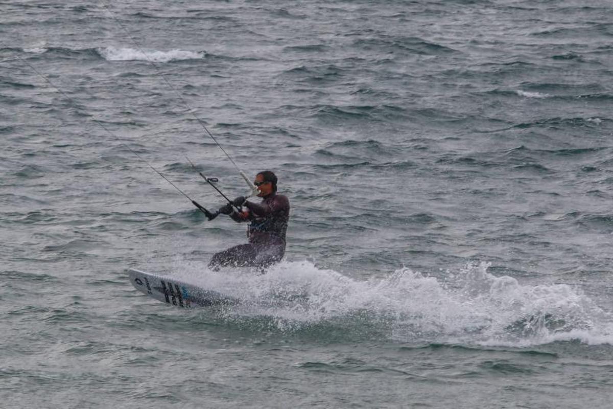 Un kitesurfista en plena navegación en O Bao. | // IÑAKI ABELLA