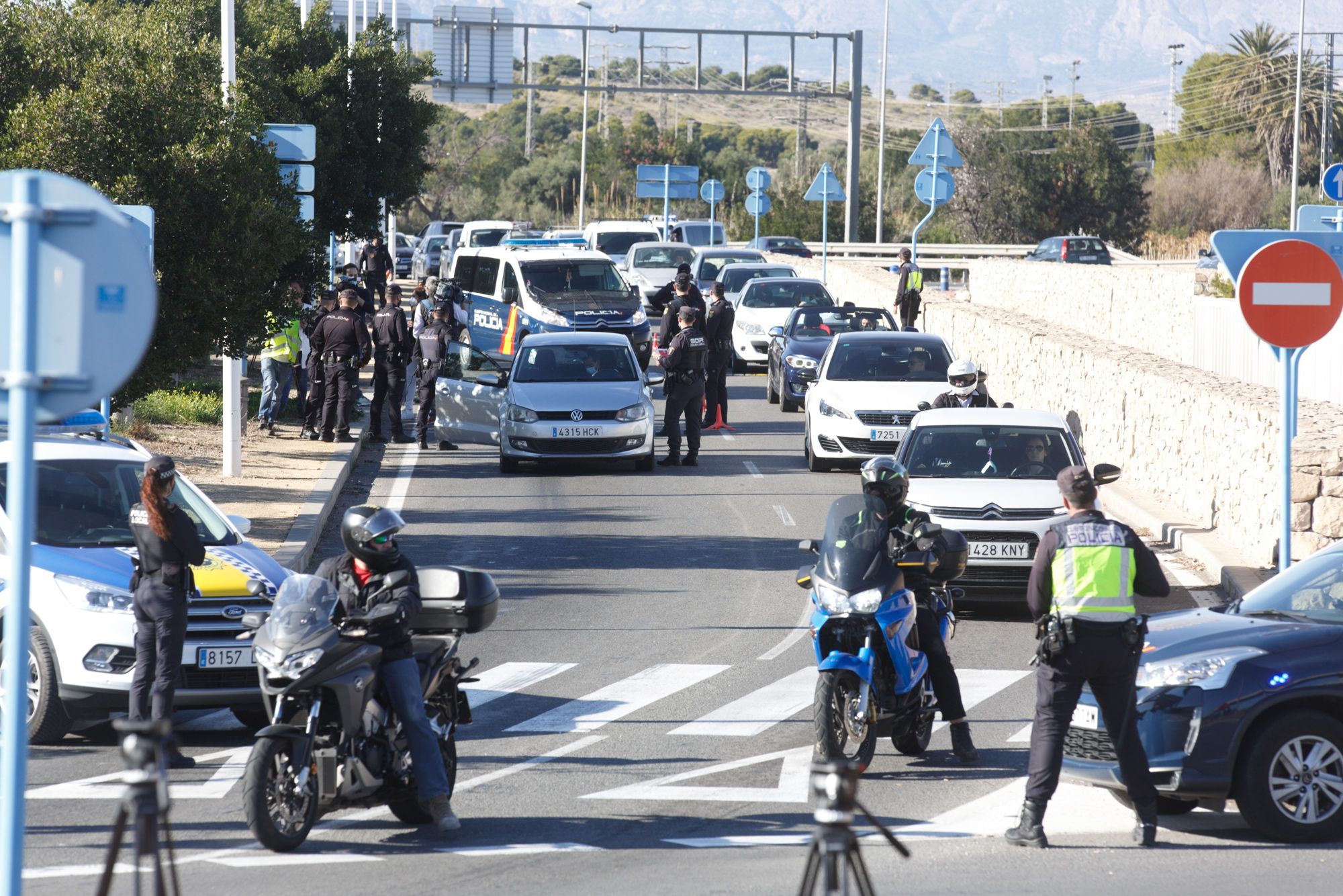 Los controles policiales provocan colas kilométricas en el acceso a Alicante