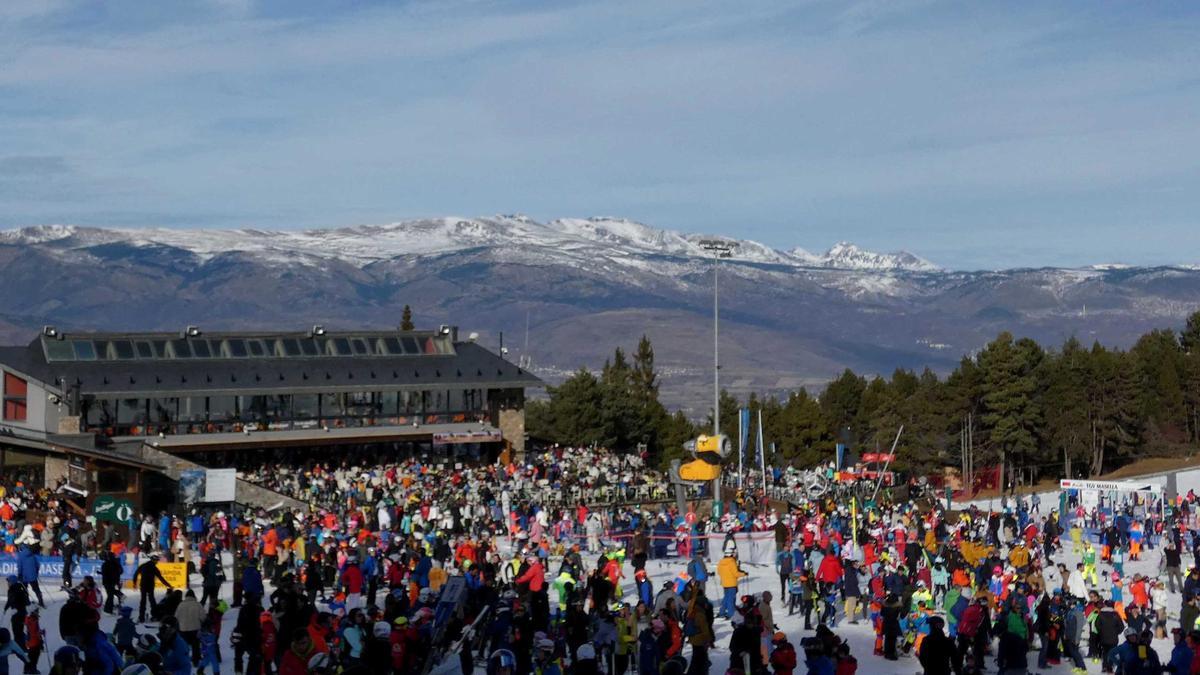Una munió d'esquiadors al Pla de Masella diumenge