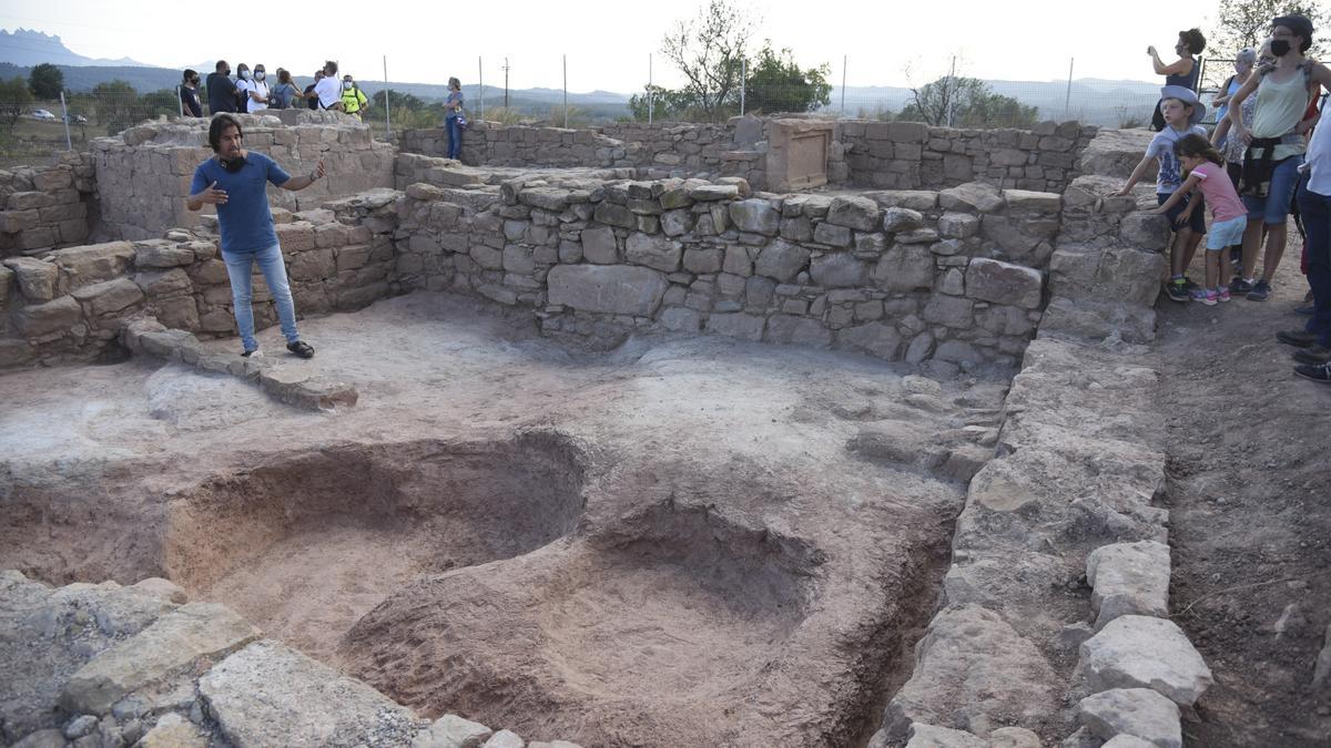 Vista parcial del jaciment arqueològic als plans de Santa Caterina en una visita ciutadana