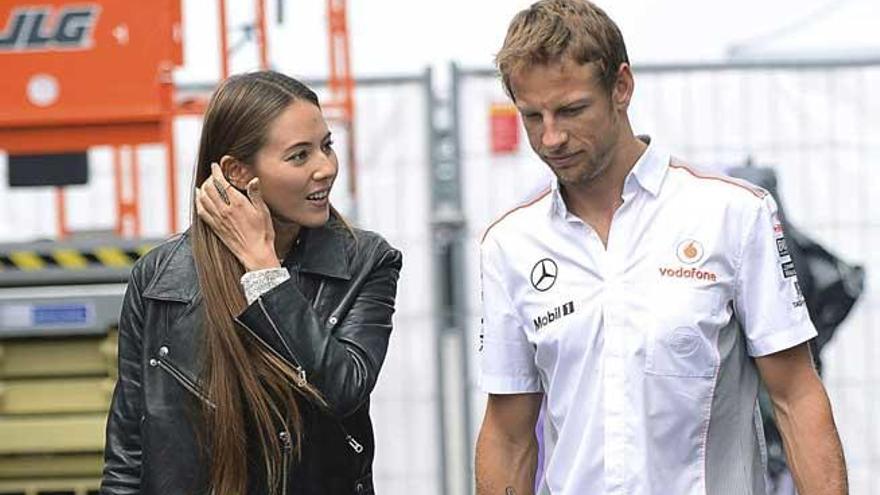 Jessica Michibata y Jenson Button.