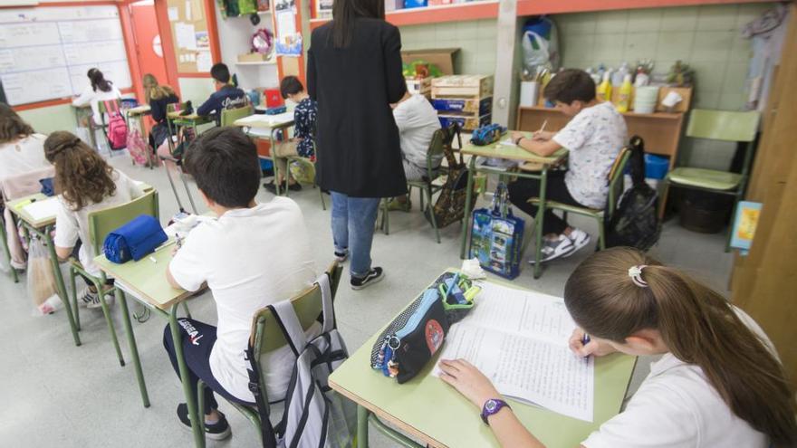 Alumnos de Primaria en la prueba de reválida del año pasado en Galicia // Roller