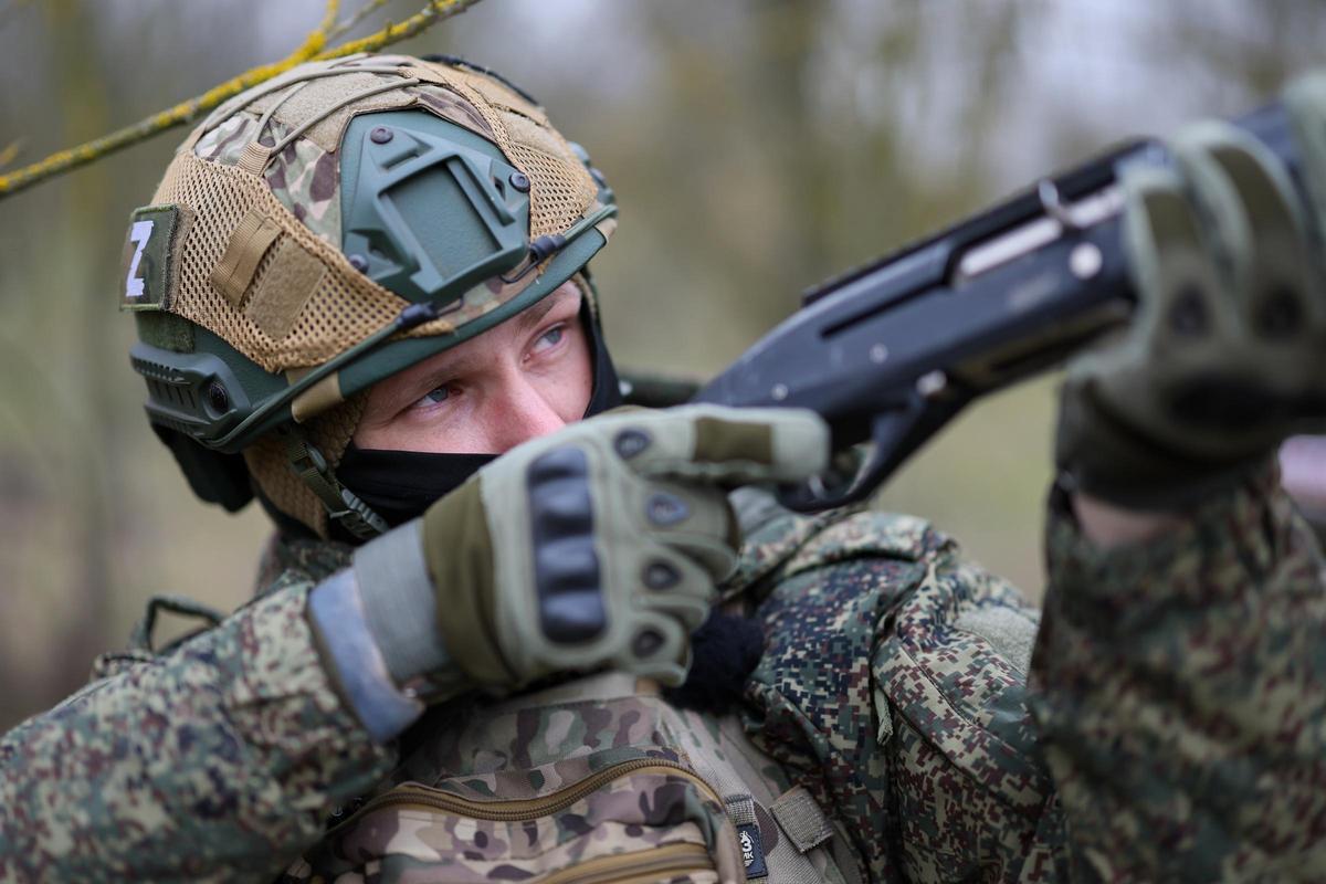 Un militar el Ejército de Rusia en la provincia ucraniana de Jersón, parcialmente ocupada en el marco de la invasión desataa en febrero de 2022 (archivo)