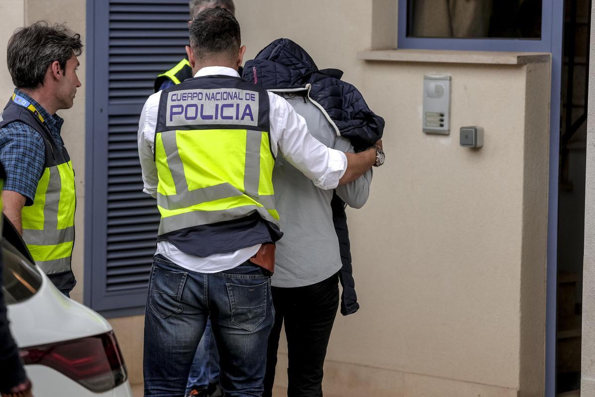 La Policía conduce a la detenida a su casa de Sineu para realizar una reconstrucción del crimen.